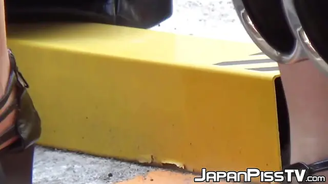 Japanese girls can′t resist peeing on the streets