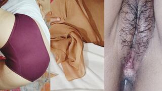 Hot muslimah hijab sedang berhubungan tanpa kondom, dia tak melepas jilbab