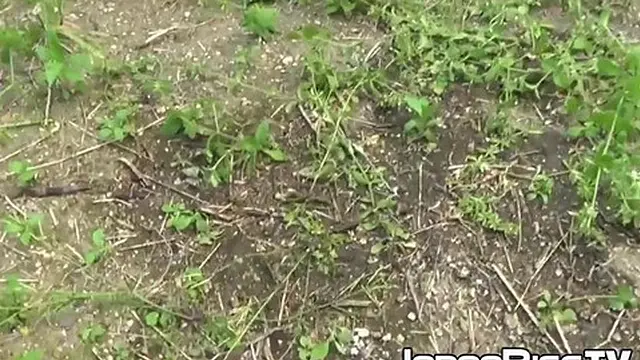Japanese woman explores hidden spot to relieve herself in public