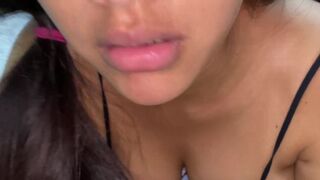 me follo a la novia de mi amigo y le ordeño su grades tetas y se viene a choro