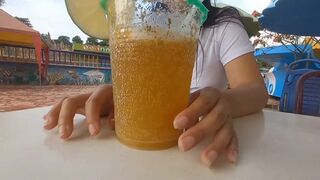 ESTA LINDA MORRITA ACEPTA IR AL BAÑO A CHUPARLO DESPUES DE TOMARSE UNAS COPAS (REAL)