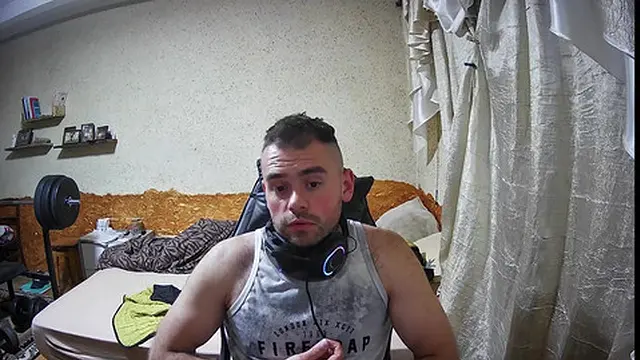 Девушка наслаждается своим скуфом