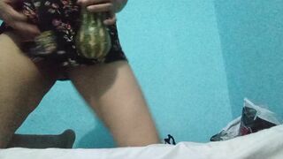 Intenso sexo con enorme vegetal en húmedo agujero dando fuerte