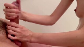 男が甘いスローで大量の潮を噴く　官能的な手コキと射精