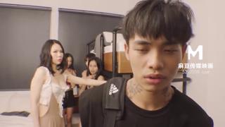 Tease his straight roomie with juicy curves, seduce him into hardcore passion with horny🥵 Yi Nuo