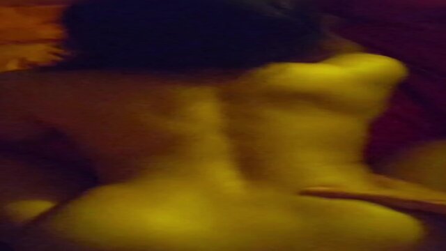 抱きしめる美尻の女子高生(19)は、最奥にぶち込まれた結果、エロすぎる反応を見せます。彼と彼女の素人ハメ撮りのシーンで、